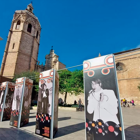 La Plaza de la Reina de Valencia acogió una exposición fotográfica sobre Nino Bravo